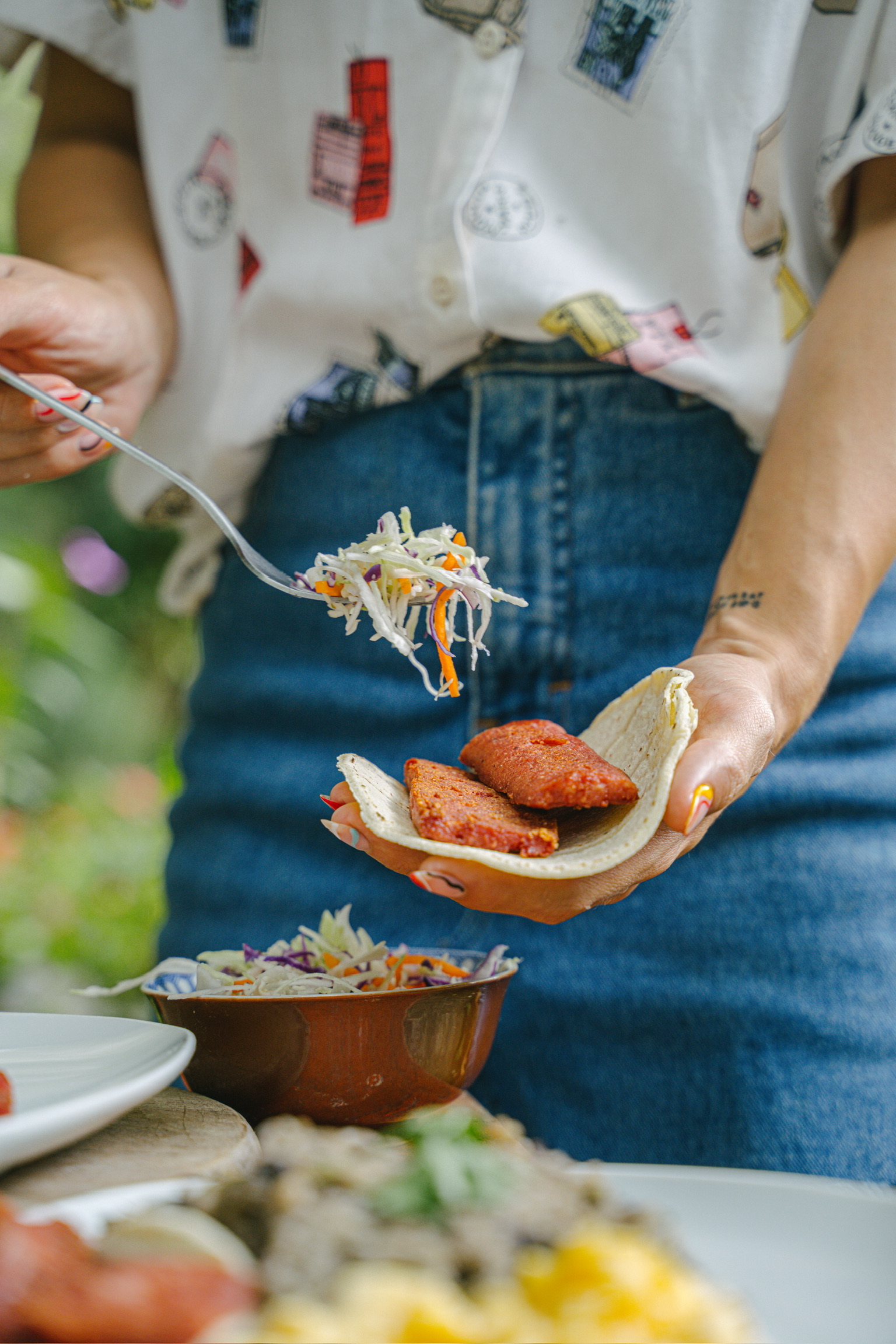 Salchichón en tortilla con ensalada