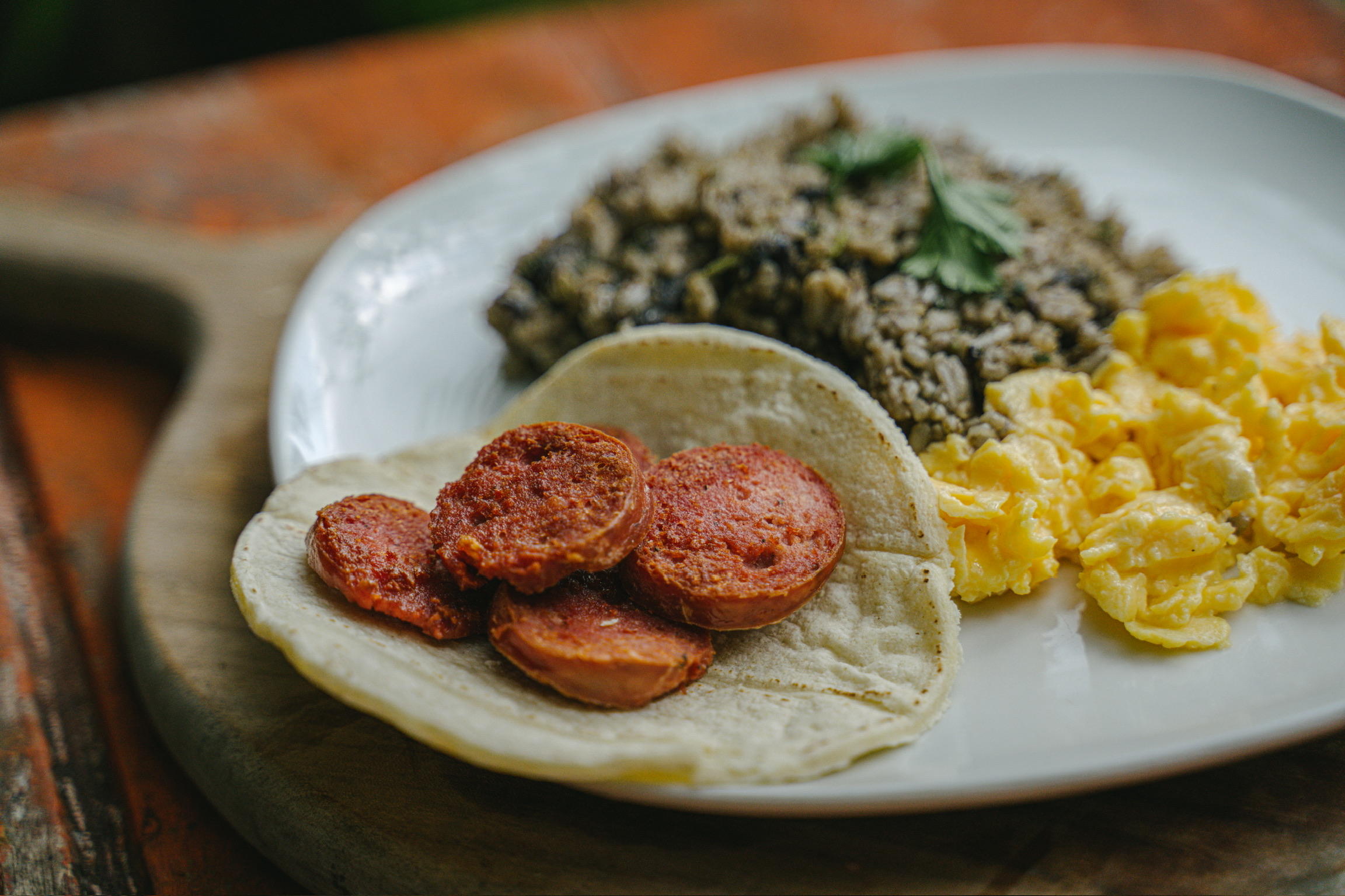Salchichón con tortilla y gallo pinto